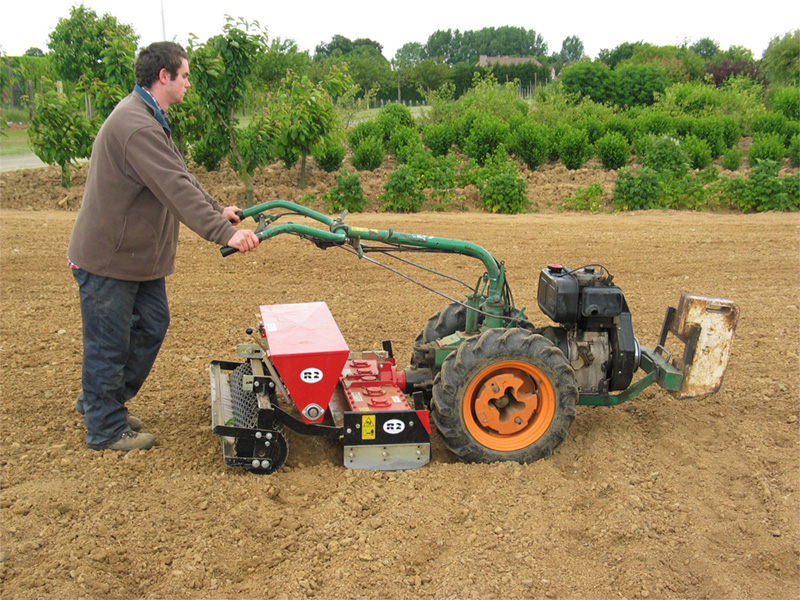 Semoir gazon avec herse rotative